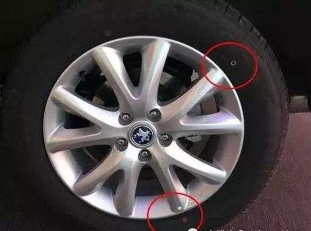 新轮胎上标记的小圆点的作用,轮胎有个小圆点是朝外面吗