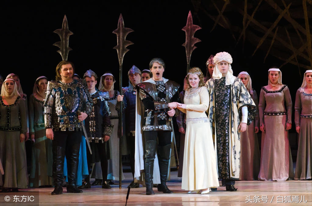 杨幂钻戒比她手大一圈,杨幂5克拉的钻戒图片