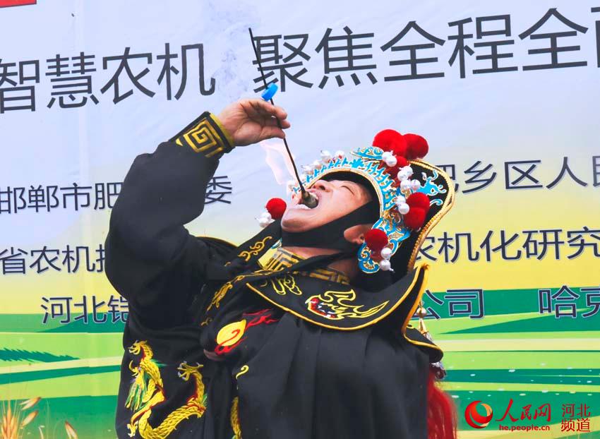 河北邯郸：智慧农机跳起舞喜迎首届丰收节