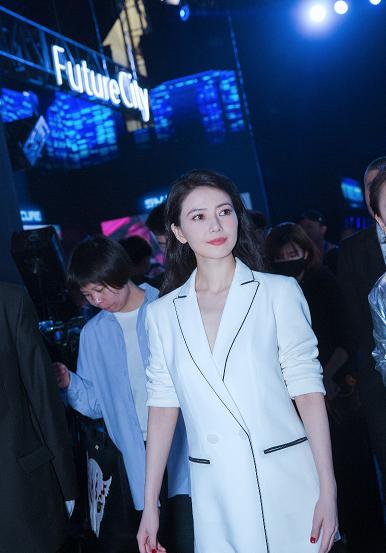 高圆圆穿玫红大衣,高圆圆推荐斐乐老花连衣裙