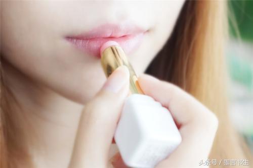 涂口红总是沾杯教你小窍门,口红正确涂抹方式不沾杯