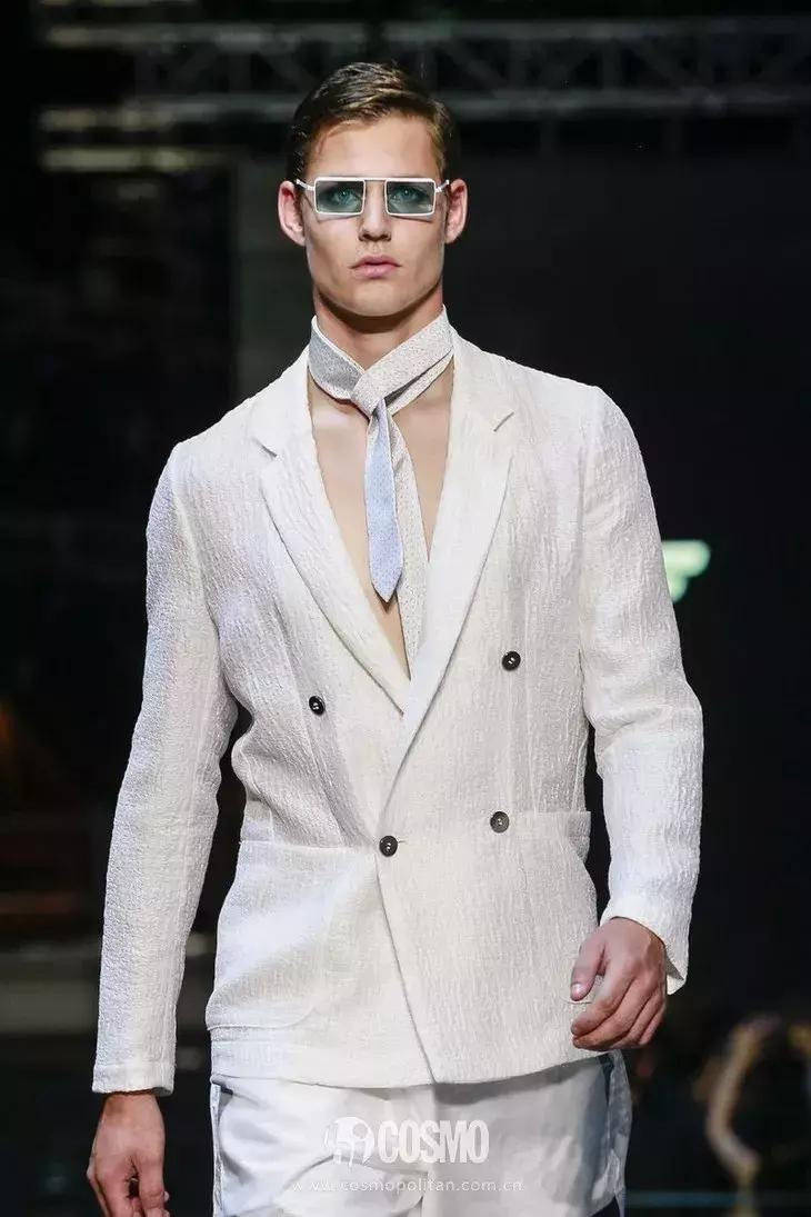 丫丫已经美“腻”了！于是穿上EmporioArmani帅气一回