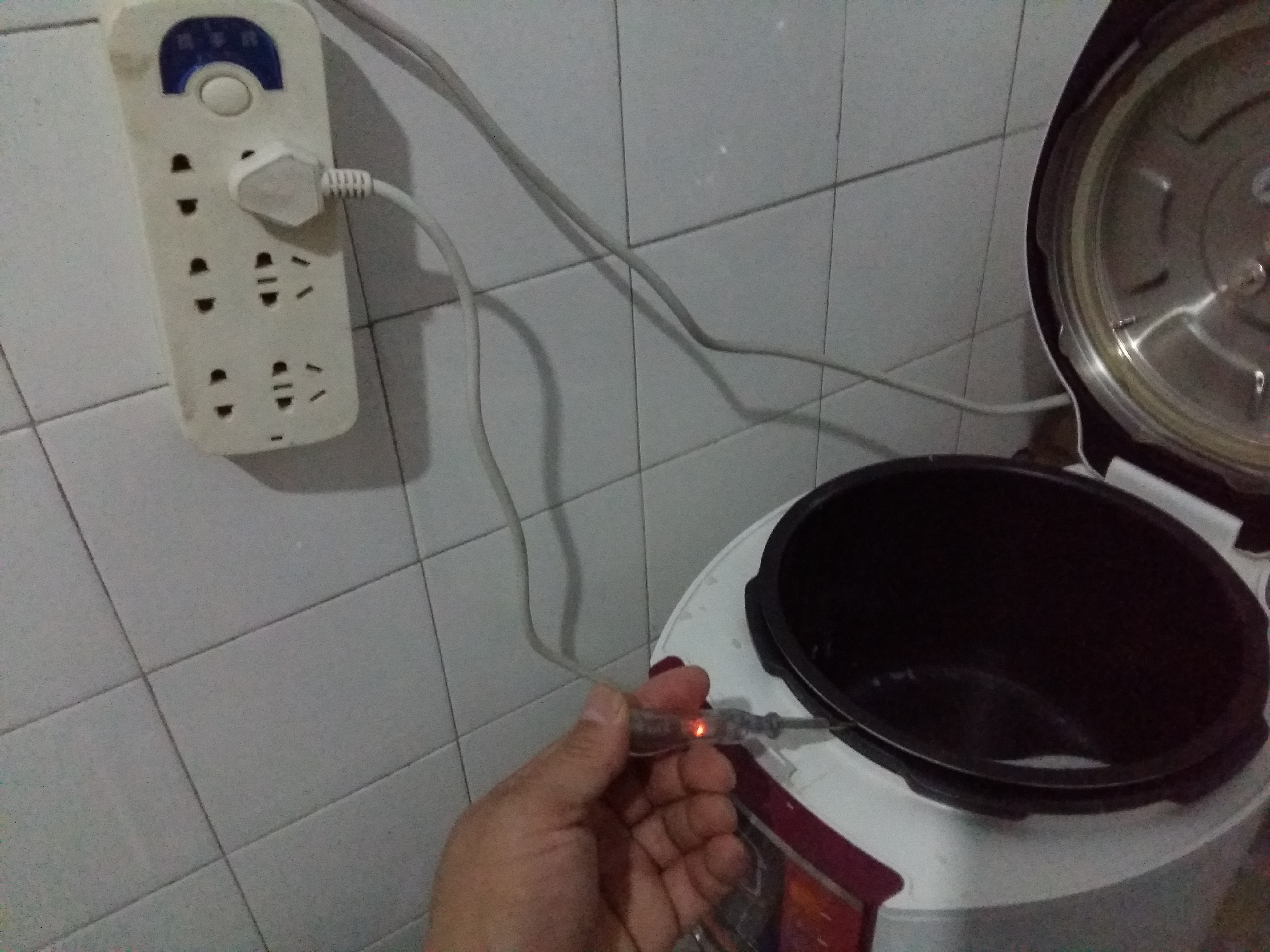 电饭锅电源线漏电原理,怎么判断电饭锅漏电还是插排漏电