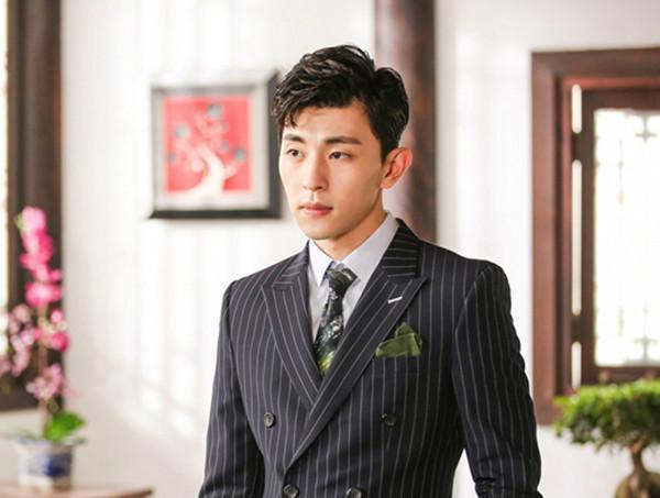 邓伦回老家当伴郎，被曝送99万份子钱，本人发表情包暗示家里没矿