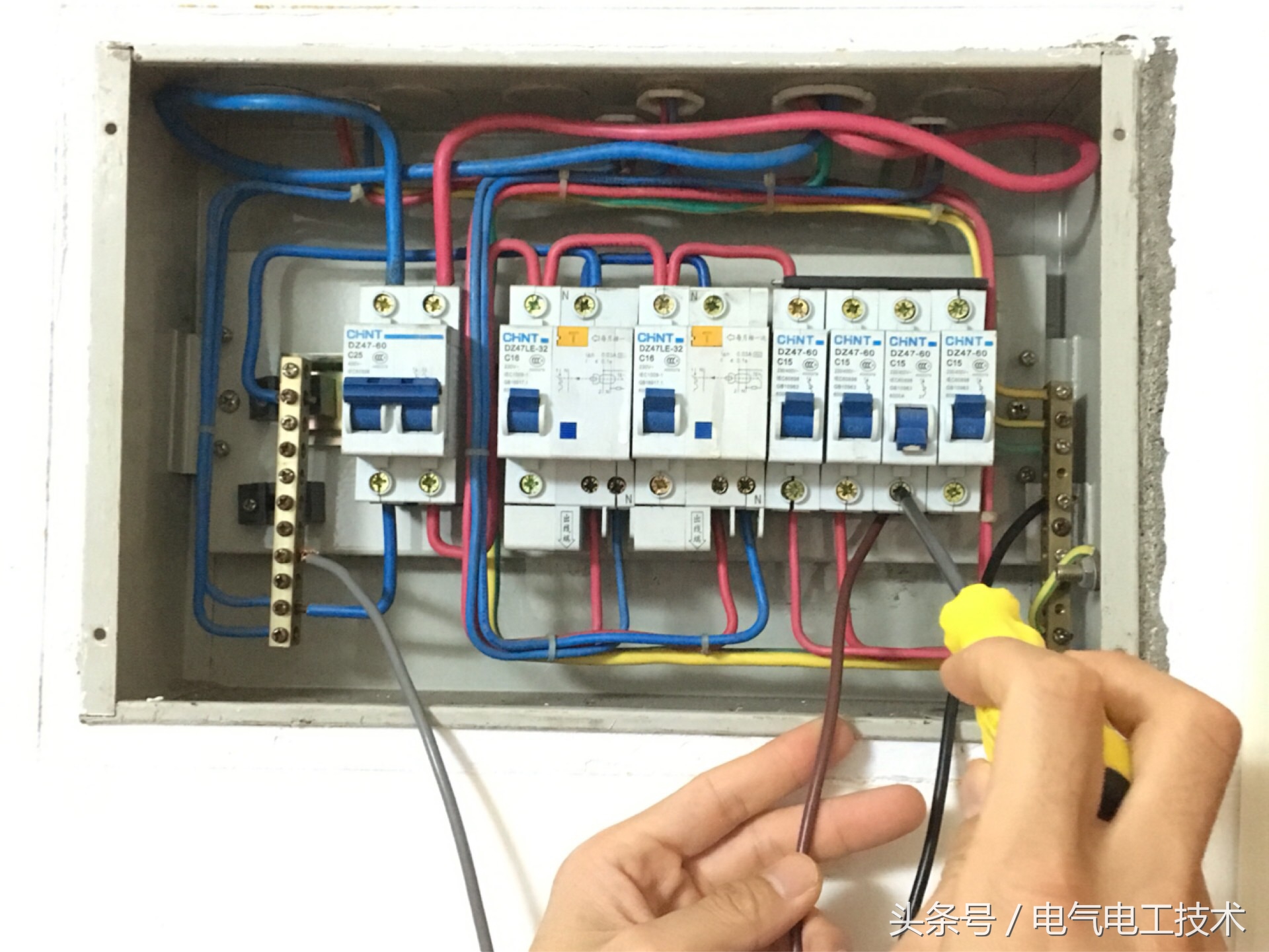配电箱火线接法图解,配电箱零线接线端子怎样安
