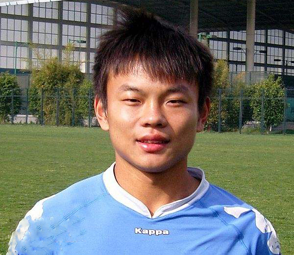 悲剧!他是球队元老,因脱衣“比心”庆祝吃红牌,间接害球队降级