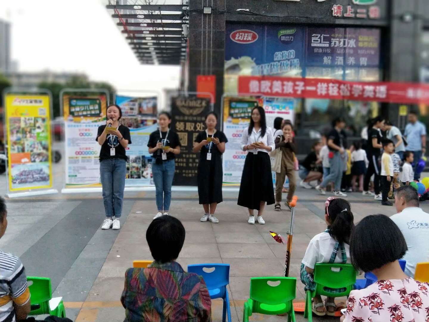 迎中秋，以教育回馈*会：社**海阔少儿英语举办走进社区公益课堂活动