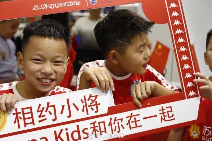 相聚中原！中国足球小将球员在郑州KappaKids两门店亲切互动