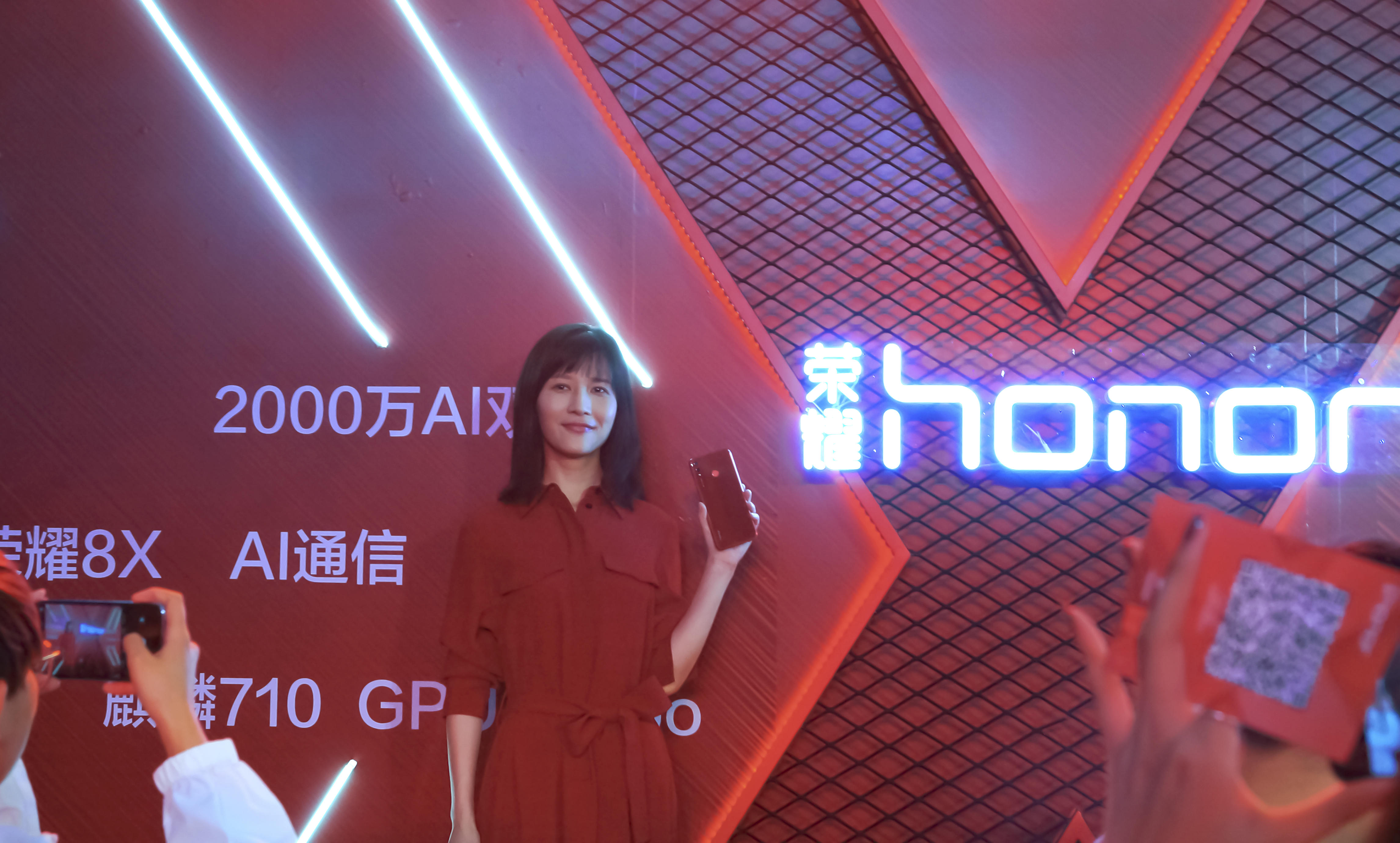 荣耀8x梦幻紫和红色,荣耀8x手持魅焰红