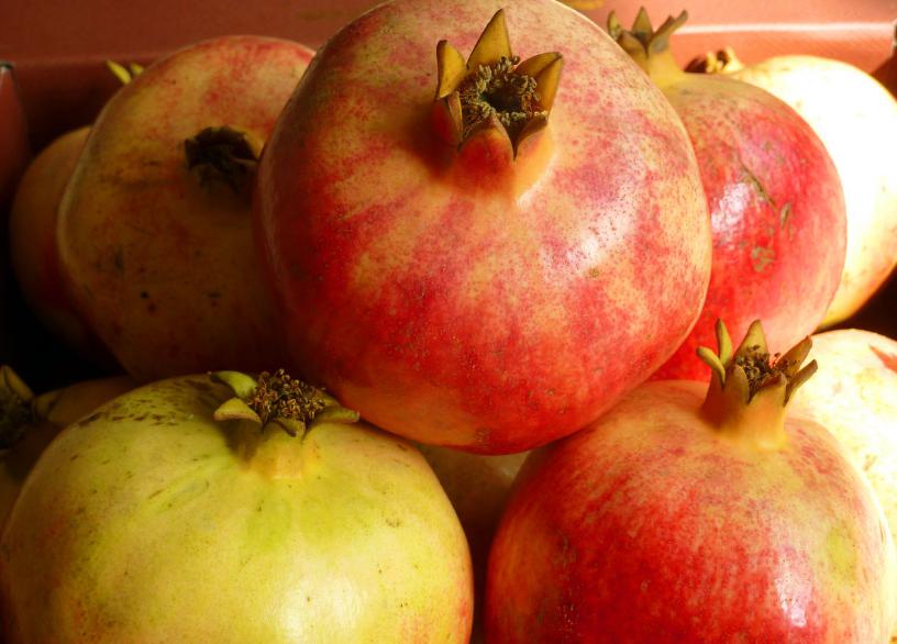 石榴是甜的好还是酸的好,石榴表面越红越甜吗