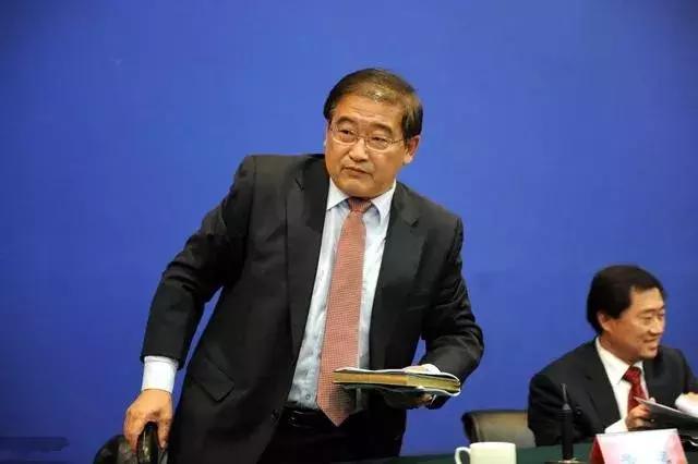 中国足坛再现重大误判，球员怒斥裁判：我要扼杀你这些害群之马！