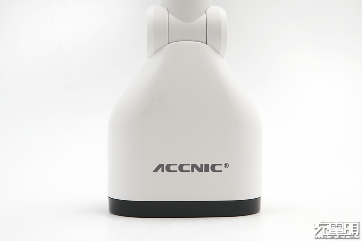 这款车充的设计怎么越看越奇怪