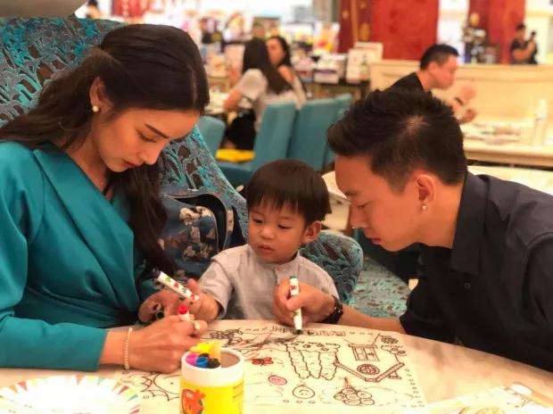 Pat的丈夫被保释出来后开始了新事业？