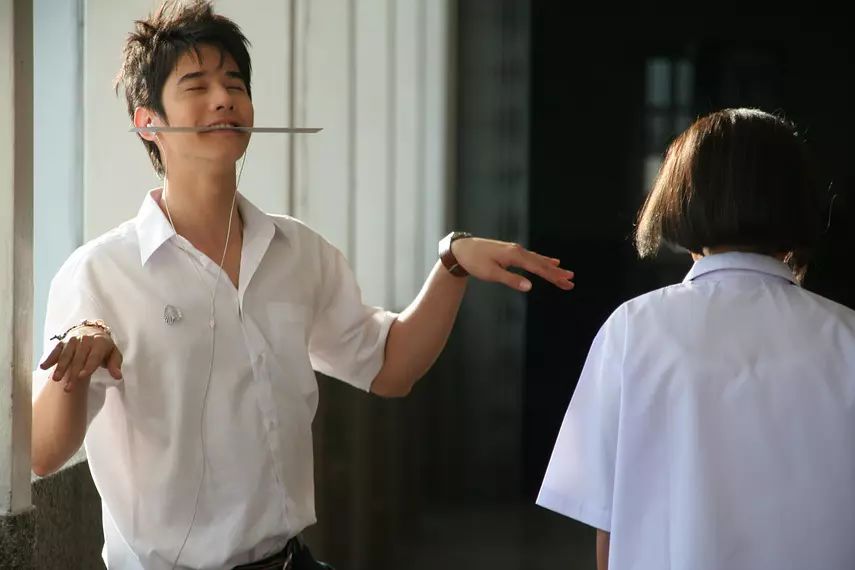 女孩为了心爱的王子，从丑小鸭变成白天鹅，男孩却选择了爱情