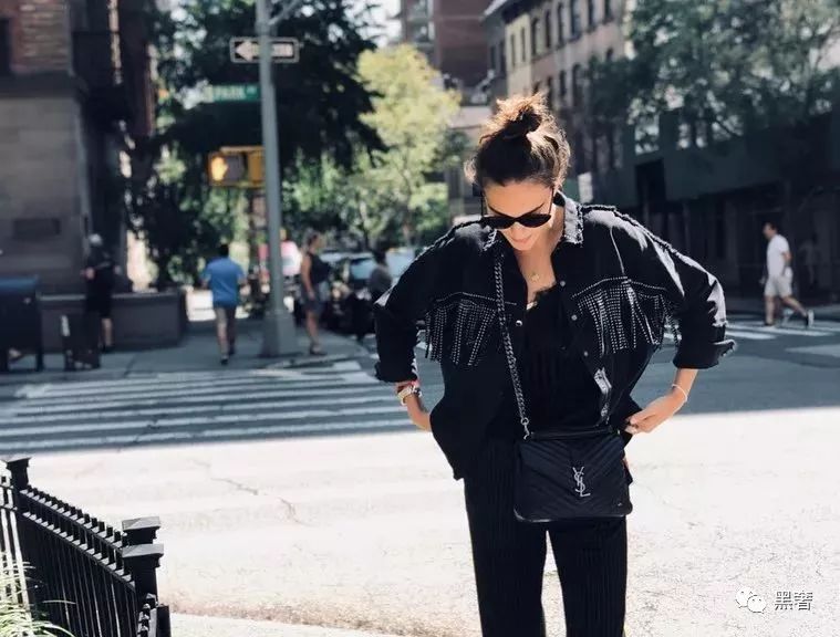 结婚当天适合妈妈背的包推荐,去参加婚礼背什么颜色的包合适