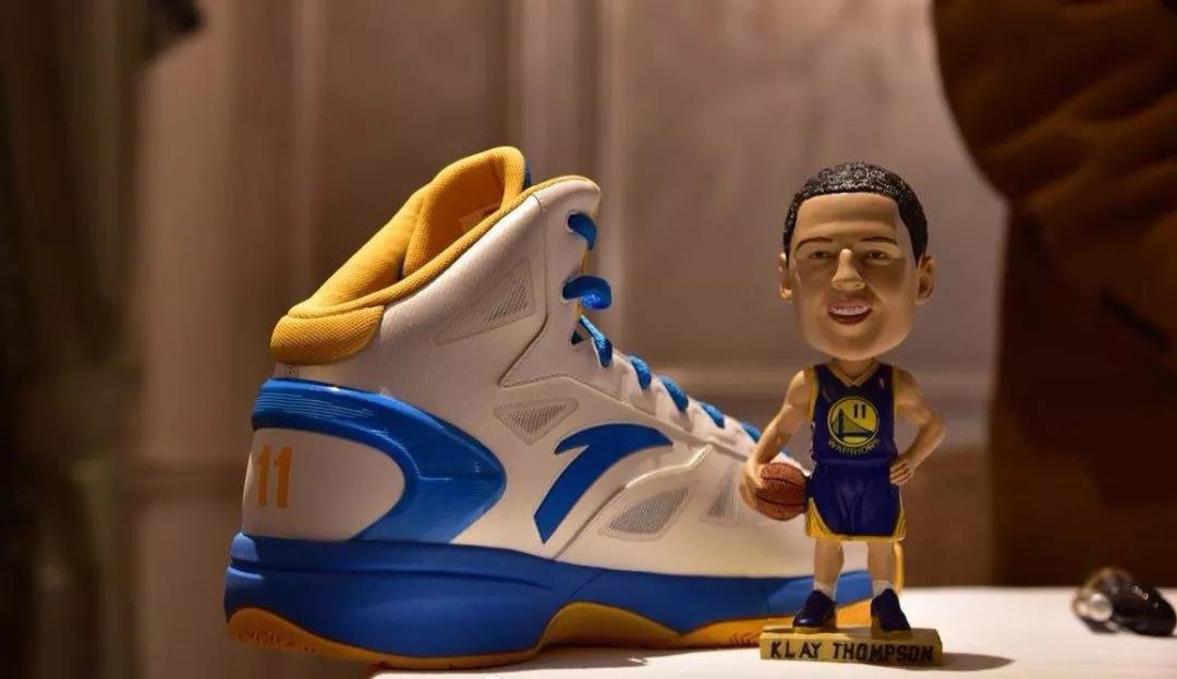 安踏nba汤普森,汤普森欧文安踏对比