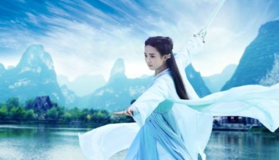 简兮慌乱的抬起头，只见面前的这个女子肤白胜雪