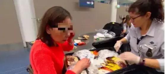中国大妈出国探望儿子，行李箱被打开的那一刻，所有人都惊呆了！