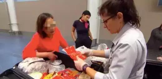 中国大妈出国探望儿子，行李箱被打开的那一刻，所有人都惊呆了！