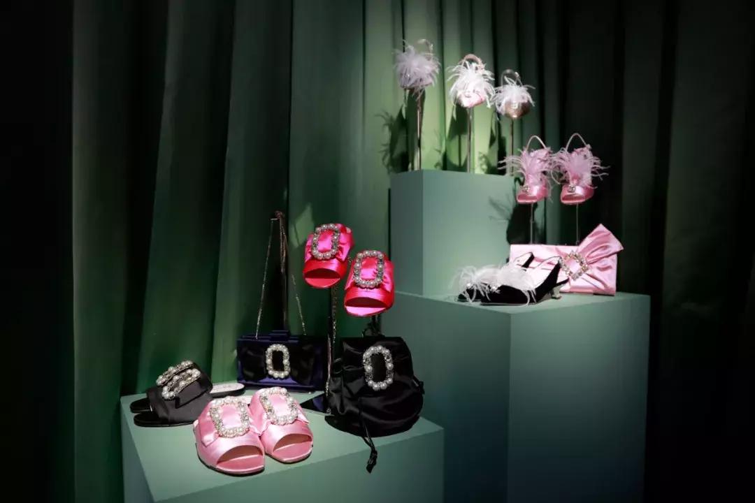 戚薇霸气走秀,唐嫣戚薇机场街拍大全