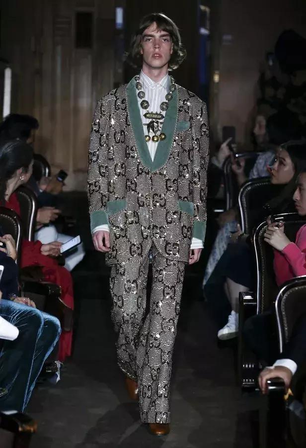 戚薇霸气走秀,唐嫣戚薇机场街拍大全