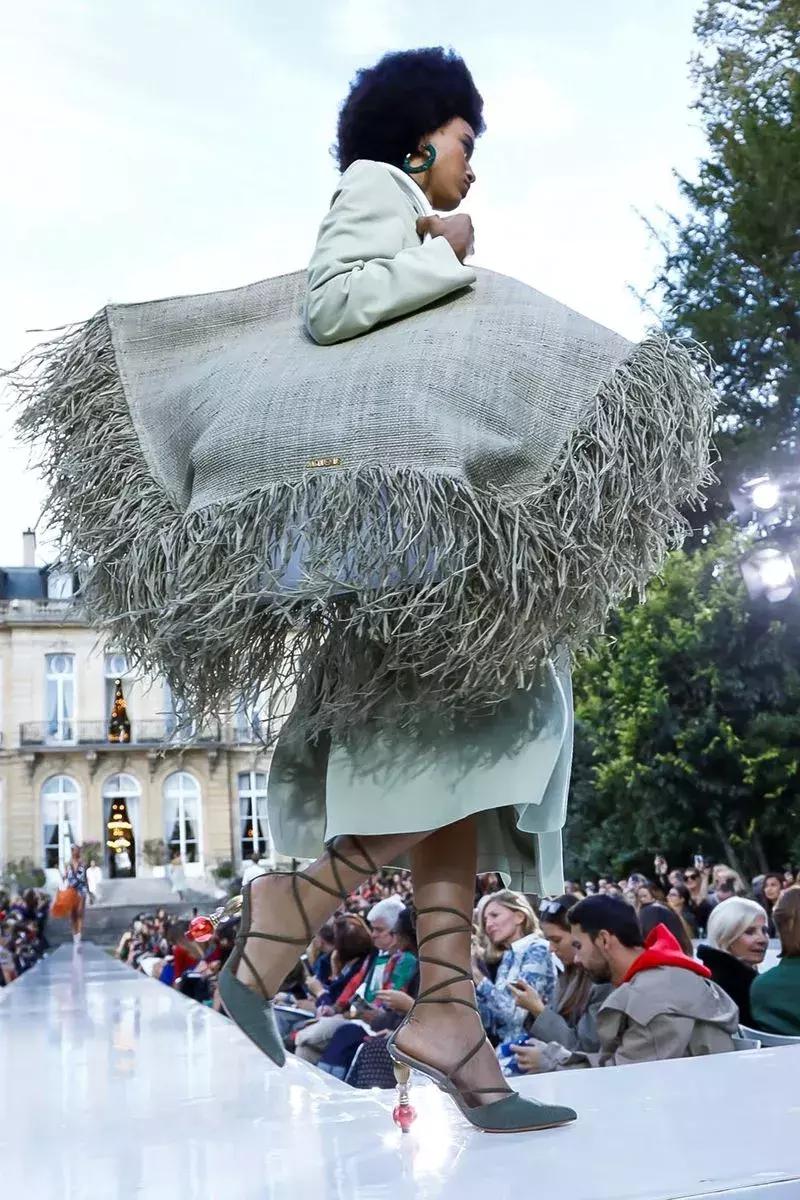 戚薇霸气走秀,唐嫣戚薇机场街拍大全