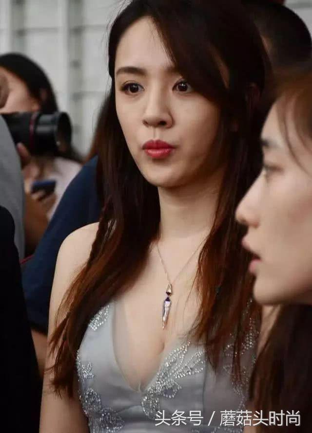 巴黎时装周玫瑰裙边,巴黎时装周玫瑰刺绣