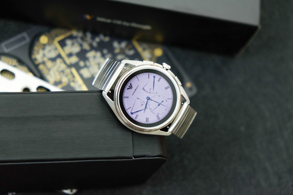 为什么说买阿玛尼手表智商税,苹果手表和阿玛尼哪个好