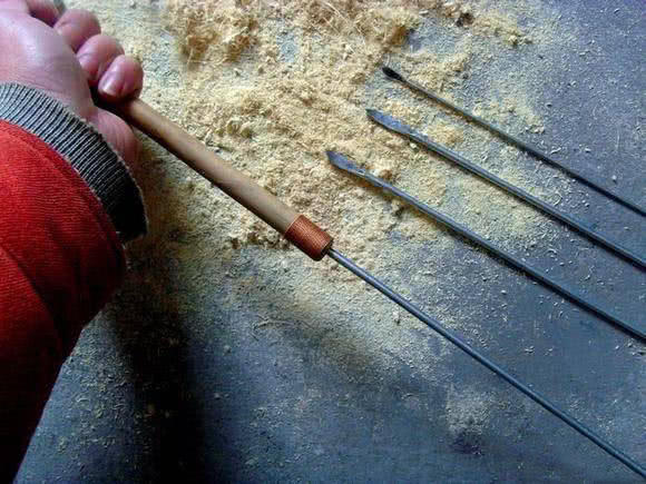 日本人用小竹子做鱼竿去小沟钓鱼,钓鱼人手工制作竹子鱼竿