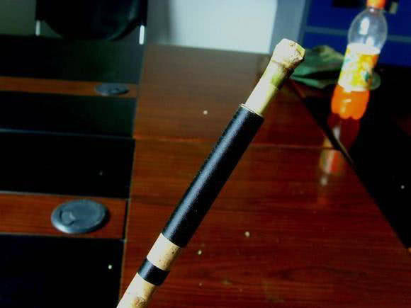 日本人用小竹子做鱼竿去小沟钓鱼,钓鱼人手工制作竹子鱼竿