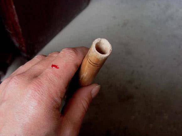 日本人用小竹子做鱼竿去小沟钓鱼,钓鱼人手工制作竹子鱼竿