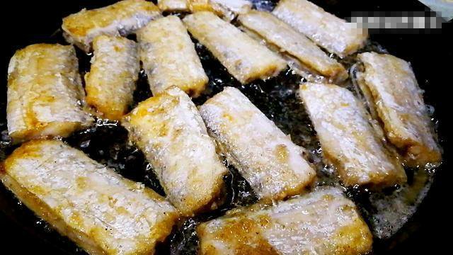 带鱼怎么做不粘锅不会碎掉视频,怎样煎出的带鱼金黄酥脆不粘锅