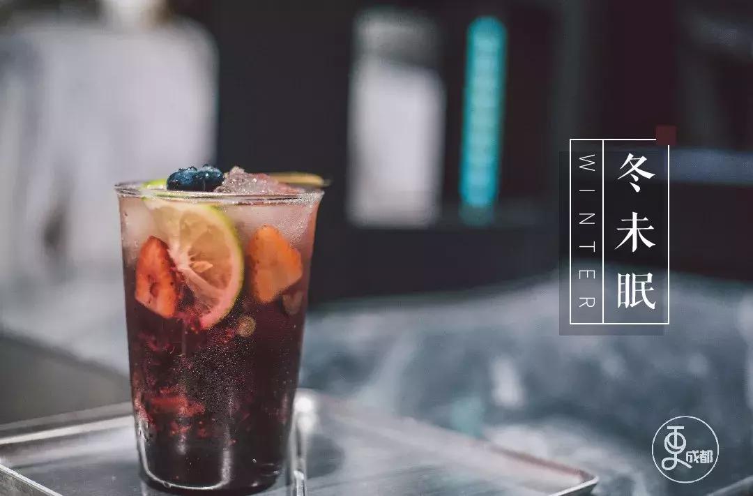 今天刷爆成都人朋友圈的网红奶茶店，卖起了五粮液水果茶和川菜！