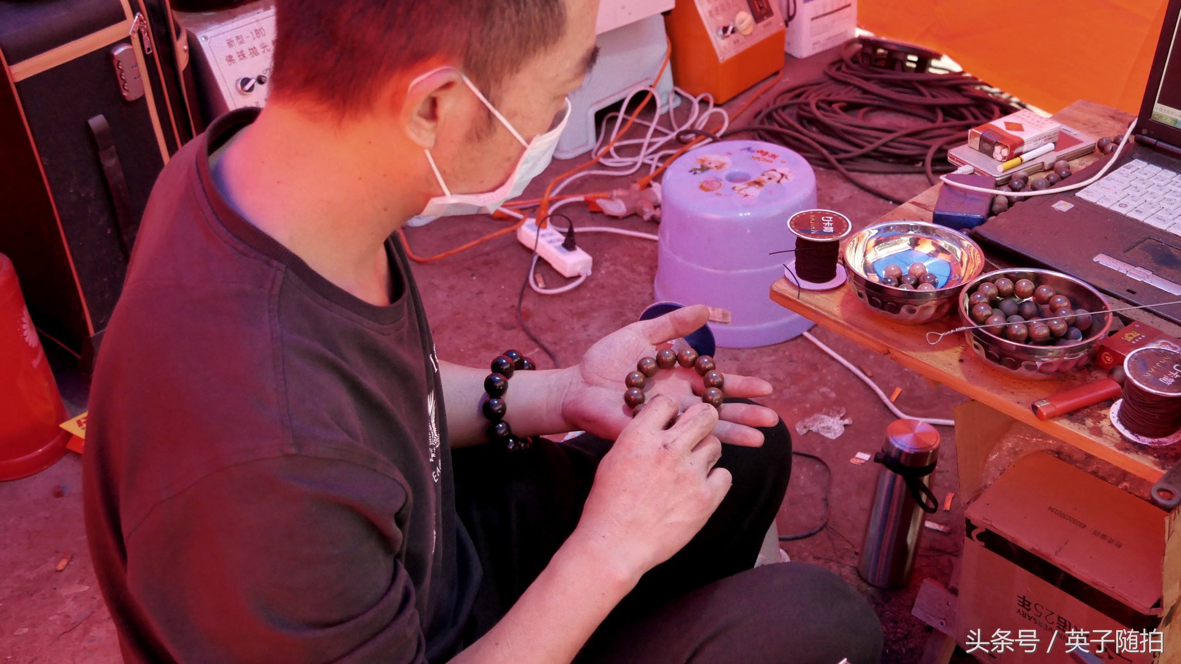 四川渠县：你玩手串吗，古镇三汇来了位帅哥专门加工手串、佛珠