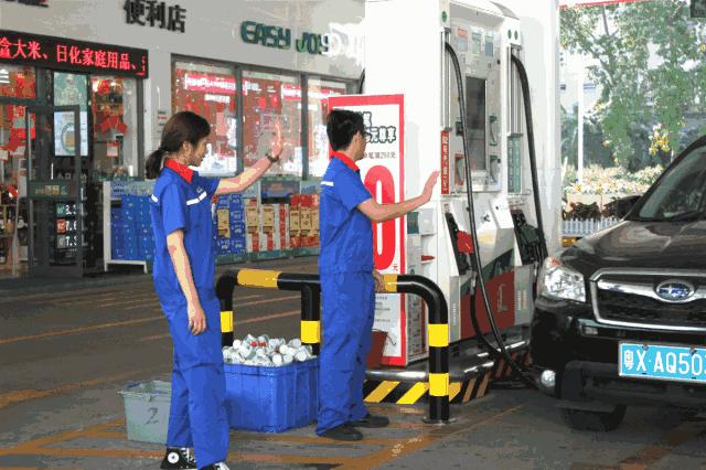 他们“兼职”半日,加油开卡冲咖啡,这个服务我给101分!