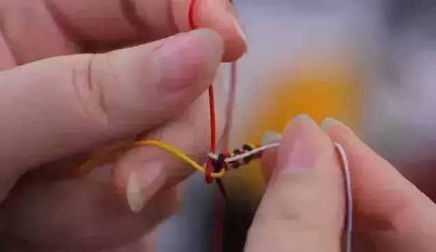 文玩手串串珠怎么打结,文玩手串水晶弹力绳子打结方法