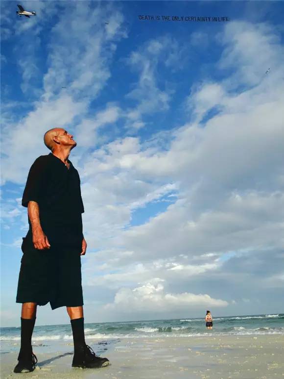 到底发生了什么？他把12个前女友都做成了高跟鞋？到底是真的假的