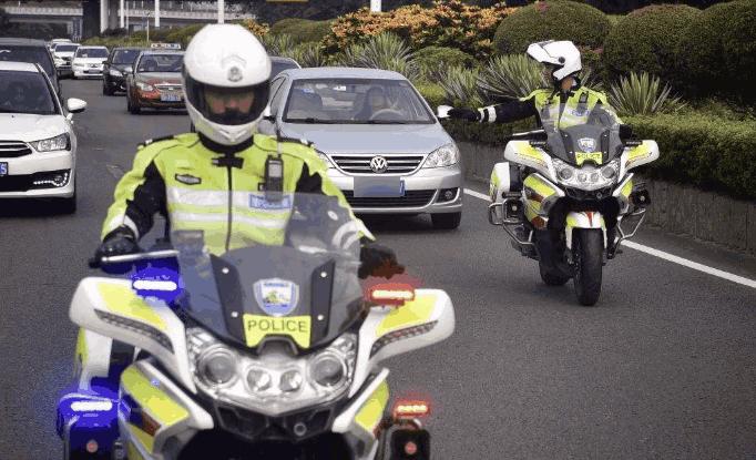上海这辆劳斯莱斯堪称车界扛把子，交警看了也绕道：这车牌惹不起