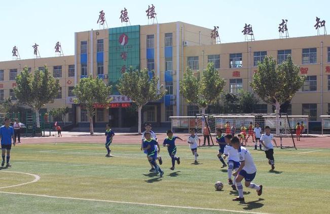 足球旋转，爱国情深—东平县第三实验小学举行“国庆”足球友谊赛