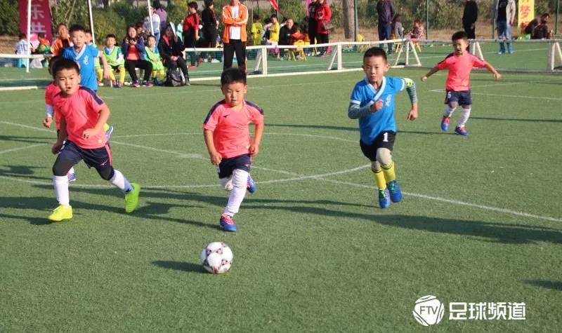 “踢球吧宝贝”足球要从从娃娃抓起