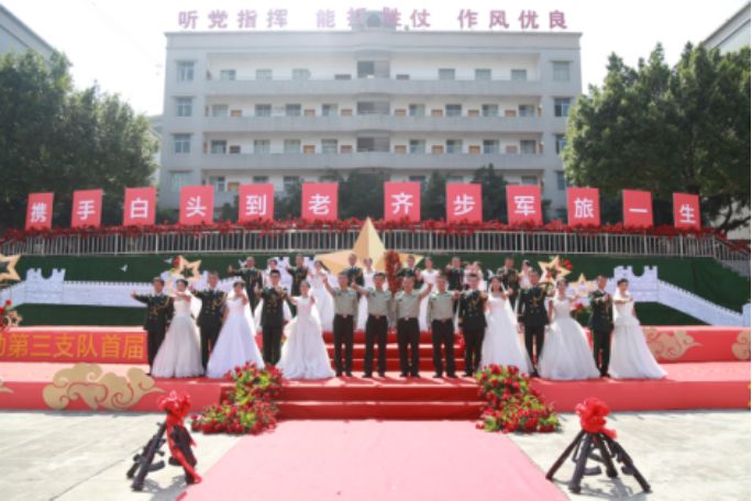 军旗为证，战友为媒：你嫁给爱情的样子，真美！