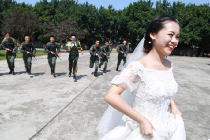 军旗为证，战友为媒：你嫁给爱情的样子，真美！