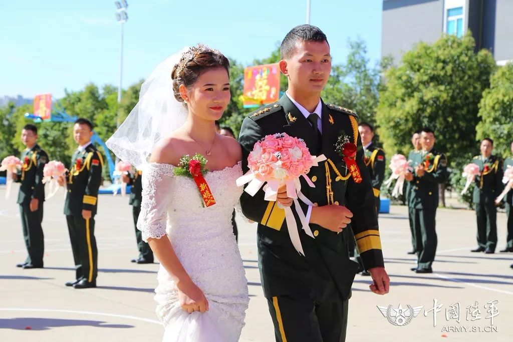 军旗为证，战友为媒：你嫁给爱情的样子，真美！