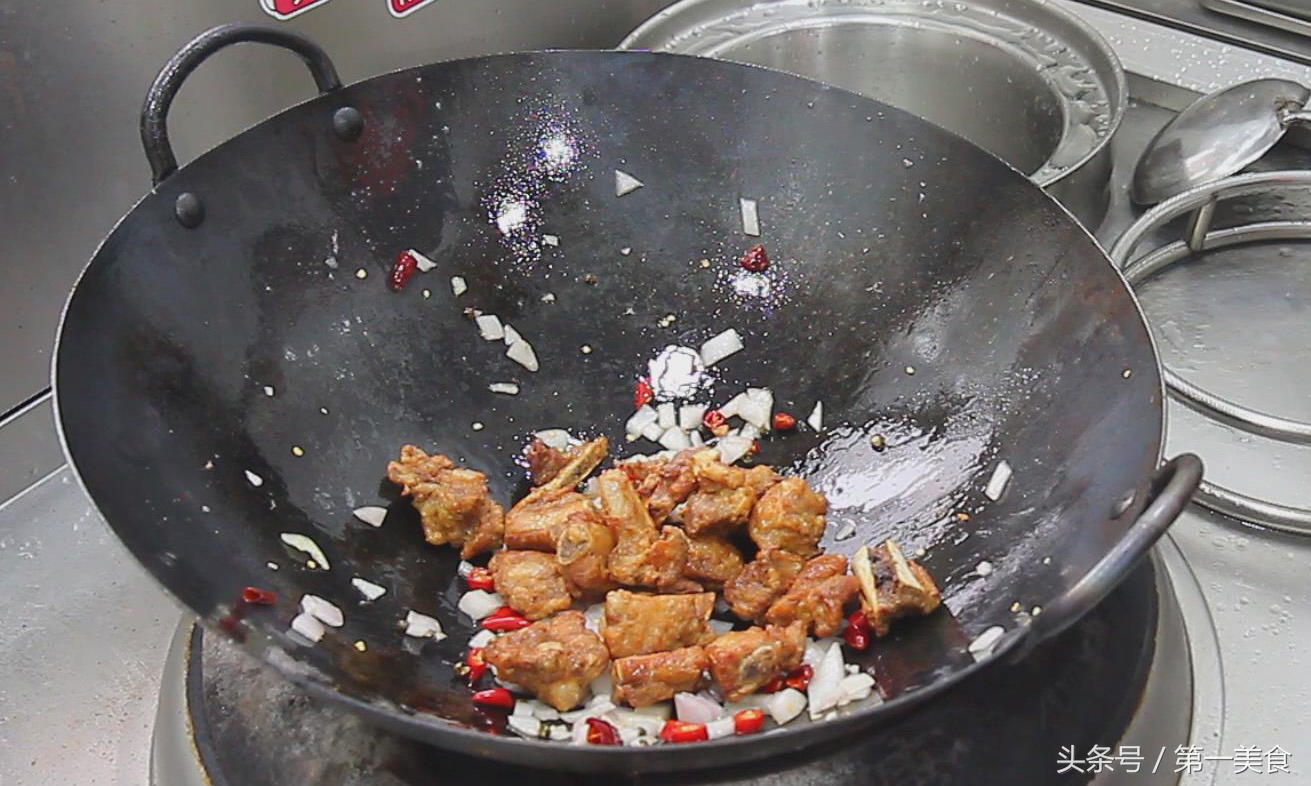 红烧牛排骨最正宗的做法阿飞,第一美食阿飞炖排骨的正确方法