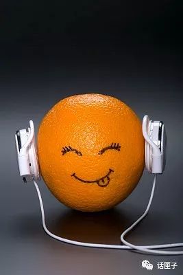 上海地铁口卖现榨橙汁,橙子进口榨汁机