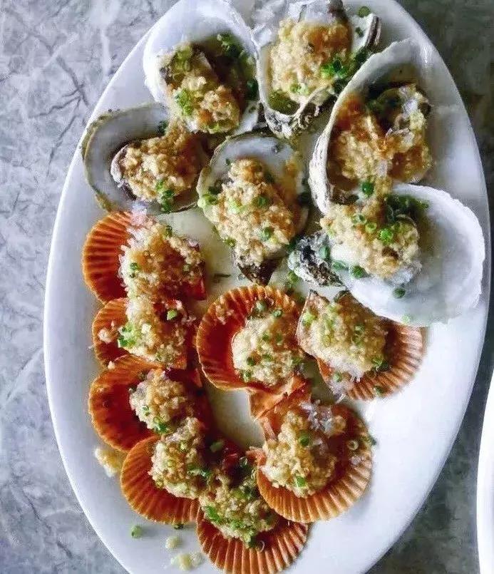 三亚火车头万人海鲜广场哪家好吃,在三亚3000元一桌的海鲜大餐