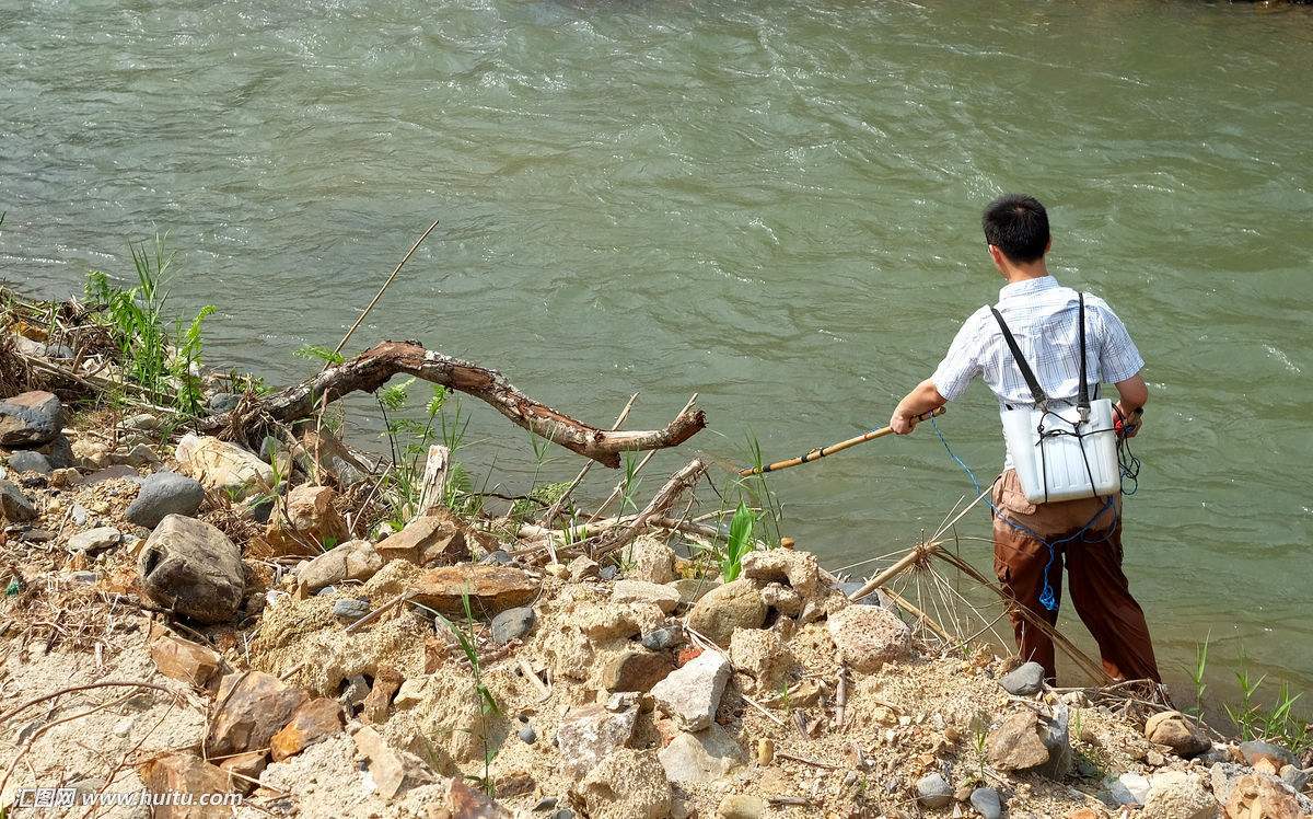 电鱼违法不安全！牛人新研“钓鱼神器”自动吸鱼，中国人太厉害了