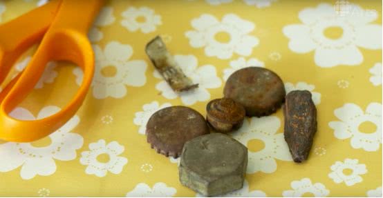 孩子用盒子建造废弃城市在家里,12岁男孩自己捡破烂