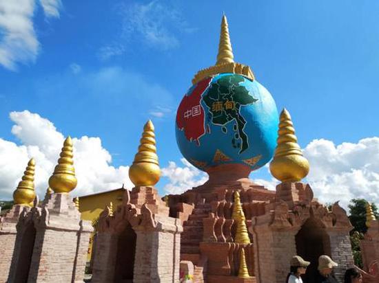 感受“一寨两国”边境奇观新浪大V小V走进瑞丽