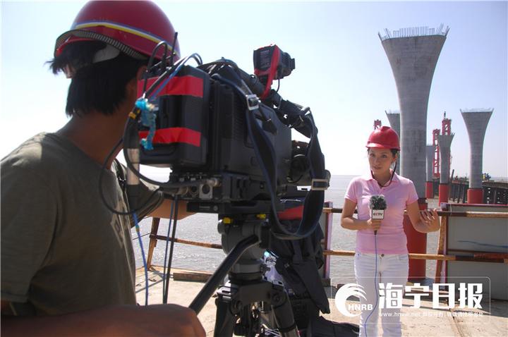 拍钱塘江大潮遭巨浪瞬间吞没,为了拍照被潮水冲走身亡